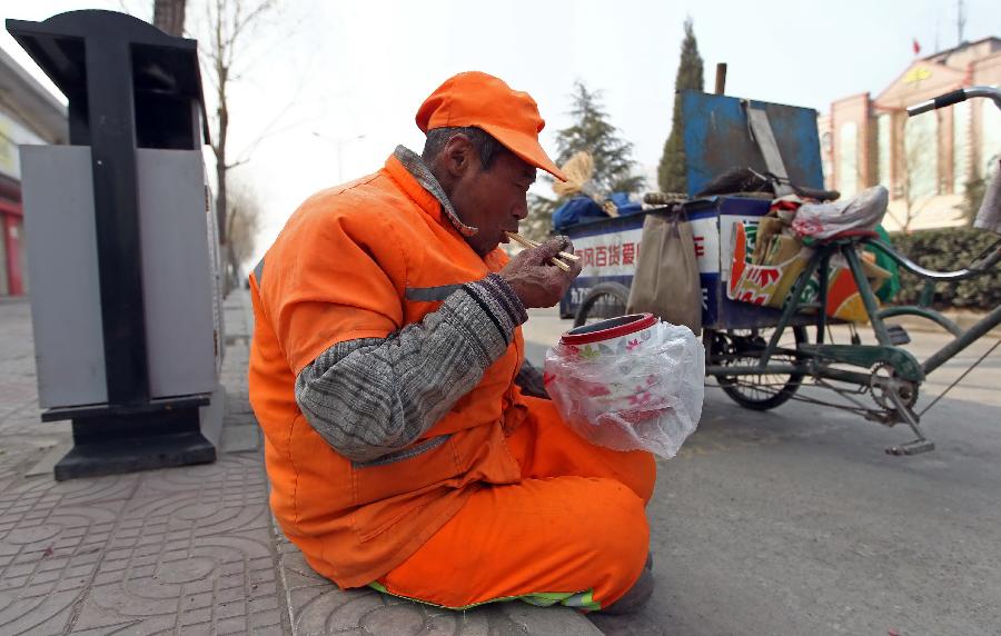 輸送帶廠家：暖心！老人高溫下賣菜城管買下送環(huán)衛(wèi)工